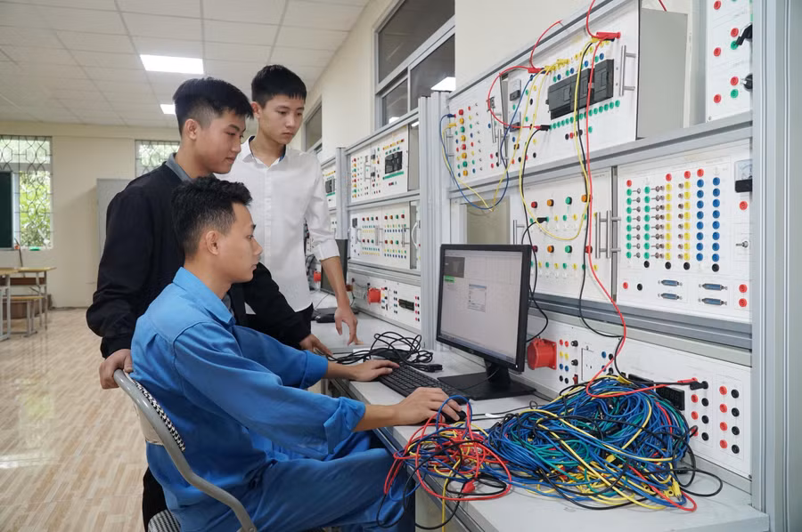 Giờ thực hành tại khoa Điện - Trường Cao đẳng Kỹ thuật Công nghiệp Việt Nam - Hàn Quốc (Nghệ An).