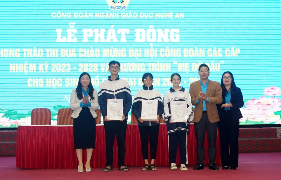 Công đoàn ngành Giáo dục Nghệ An trao quà hỗ trợ học sinh khó khăn.