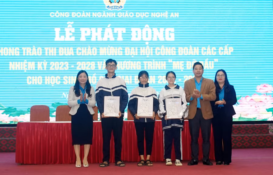 Công đoàn ngành Giáo dục Nghệ An trao quà hỗ trợ học sinh khó khăn.