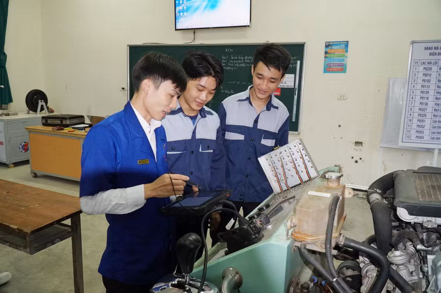 Giờ học lý thuyết và thực hành tại Trường Cao đẳng nghề Việt - Đức (Nghệ An).