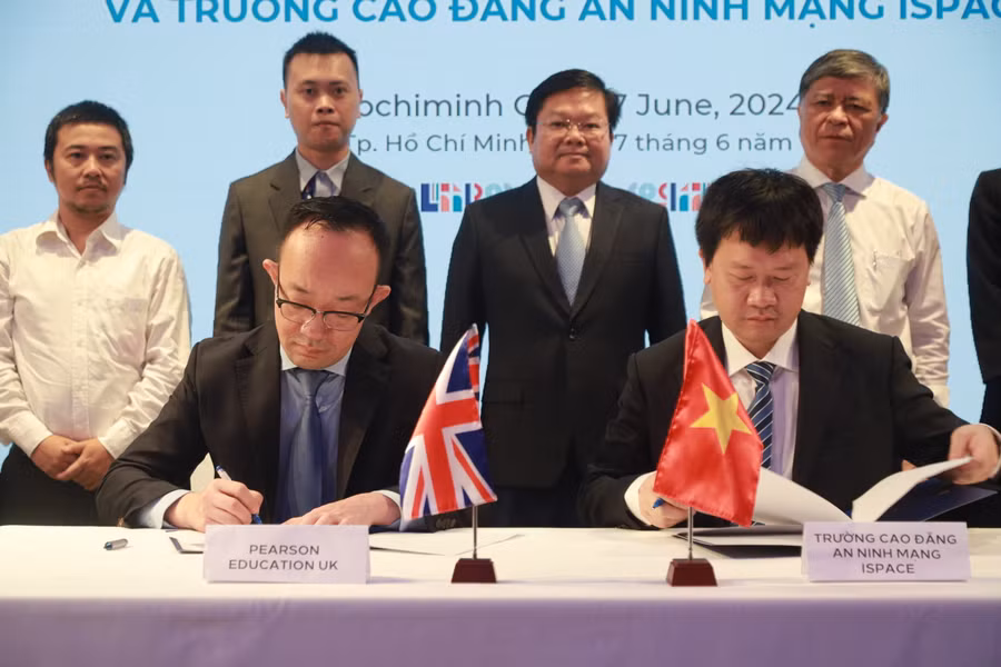 Lễ ký kết giữa Trường CĐ An ninh mạng iSPACE và Tập đoàn Giáo dục Pearson Vương Quốc Anh có sự chứng kiến của Giám đốc Sở GD&ĐT TPHCM (Ảnh: NTCC)