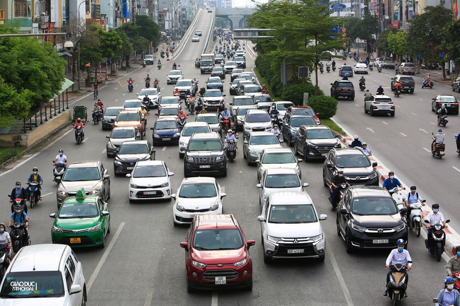 Tại đường Trường Chinh hướng đi vào trung tâm TP lượng phương tiện đông đúc.