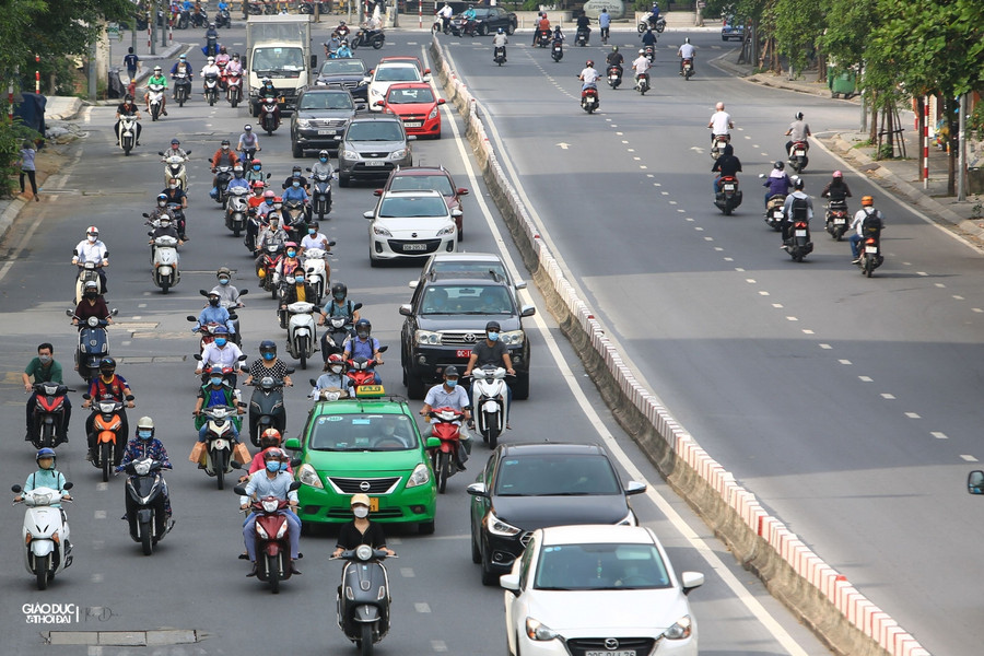 Tại Đường Phạm Ngọc Thạch, lượng phương tiện cũng đã đông hơn những ngày trước đó.