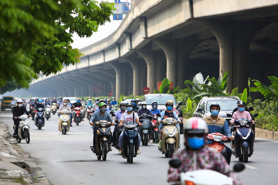 Tuyến đường Nguyễn Xiển cũng trong tình trạng đông đúc sau chuỗi ngày giãn cách xã hội.