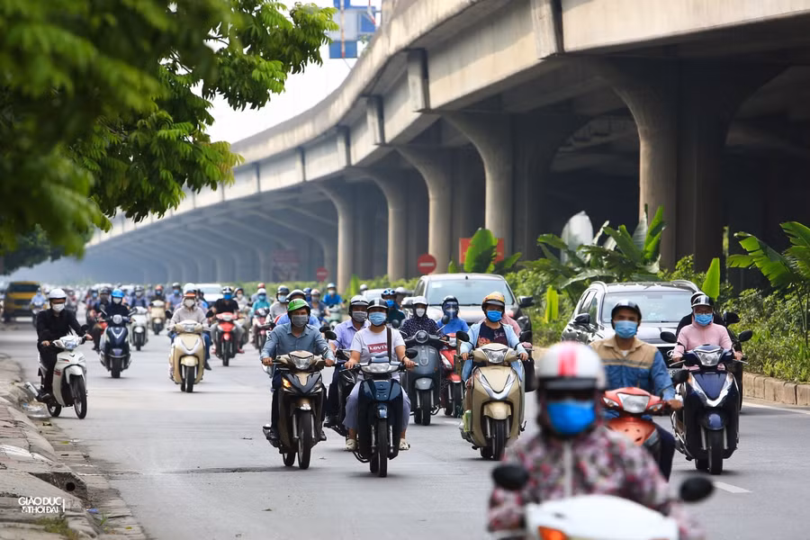 Tuyến đường Nguyễn Xiển cũng trong tình trạng đông đúc sau chuỗi ngày giãn cách xã hội.