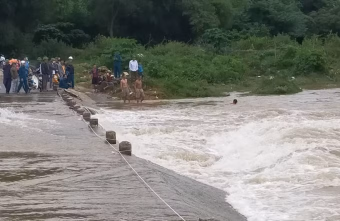 Cũng tại huyện Thanh Chương, 1 người đi mua lương thực qua cầu tràn bị nước cuốn trôi