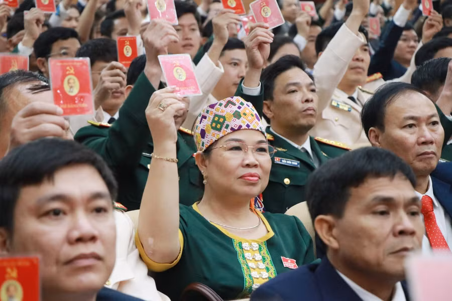 Các đại biểu biểu quyết thông qua Báo cáo tổng hợp ý kiến thảo luận, đóng góp dự thảo các Văn kiện Đại hội Đảng XIII.