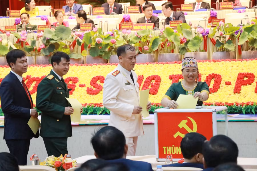 Các đại biểu bỏ phiếu bầu Ban chấp hành Đảng bộ tỉnh Nghệ An