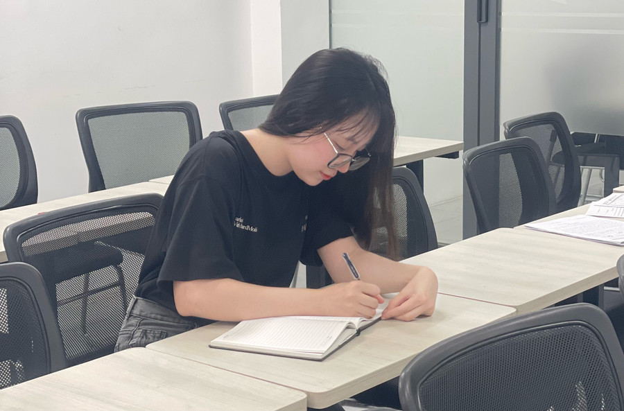 Lê Thùy Linh trong giờ tự học tại trường. Ảnh: Nguyễn Ngọc Lê Thùy Linh trong giờ tự học tại trường. Ảnh: Nguyễn Ngọc