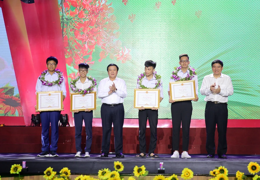 Trao thưởng 4 học sinh đạt giải Olympic quốc tế và khu vực năm 2019