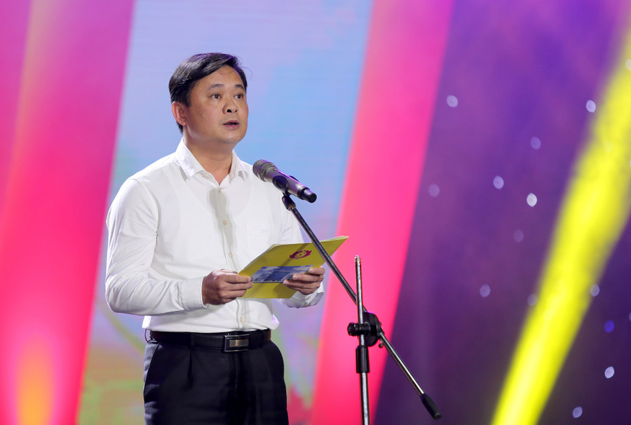 Ông Thái Thanh Quý - Chủ tịch UBND tỉnh Nghệ An khen ngợi và biểu dương thành tích mà các em học sinh, thầy cô giáo đã nỗ lực đạt được trong năm học 2018 - 2019