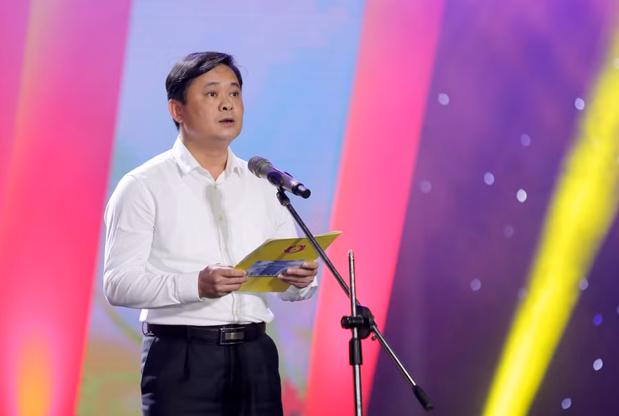 Ông Thái Thanh Quý - Chủ tịch UBND tỉnh Nghệ An khen ngợi và biểu dương thành tích mà các em học sinh, thầy cô giáo đã nỗ lực đạt được trong năm học 2018 - 2019