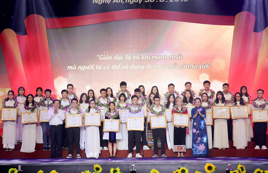 Lãnh đạo tỉnh Nghệ An trao thưởng cho học sinh đạt điểm cao tại Kỳ thi THPT quốc gia 2019