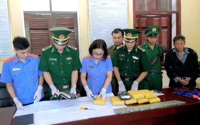 Lực lượng chức năng kiểm tra số ma túy.