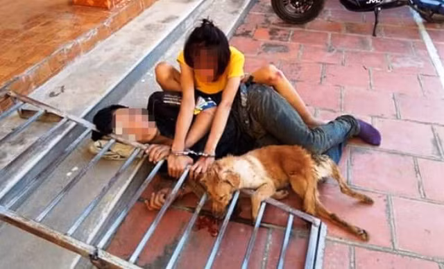 Một đôi nam nữ ở huyện Hậu Lộc (Thanh Hóa) bắt trộm chó, bị người dân bắt được.