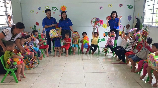 Các thành viên Dự án "Vì trẻ em vùng cao" Thanh Hóa tổ chức Trung thu cho học sinh ở điểm trường Thạch Lỗi. Các thành viên Dự án "Vì trẻ em vùng cao" Thanh Hóa tổ chức Trung thu cho học sinh ở điểm trường Thạch Lỗi.