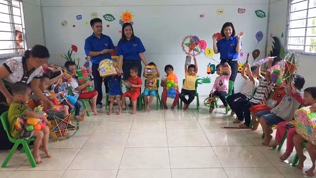 Các thành viên Dự án "Vì trẻ em vùng cao" Thanh Hóa tổ chức Trung thu cho học sinh ở điểm trường Thạch Lỗi.