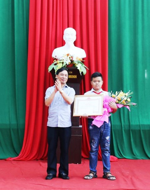 Em Nguyễn Bình Minh nhận giấy khen của chủ tịch UBND thành phố Thanh Hóa. Em Nguyễn Bình Minh nhận giấy khen của chủ tịch UBND thành phố Thanh Hóa.