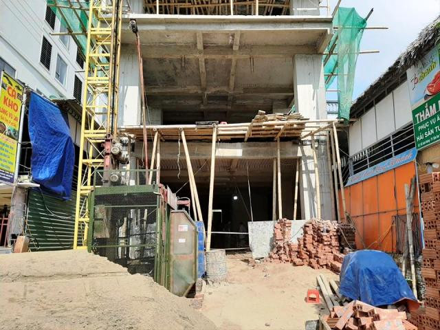 Khách sạn đang xây dựng dở thì xảy ra vụ ngạt khí chết người.