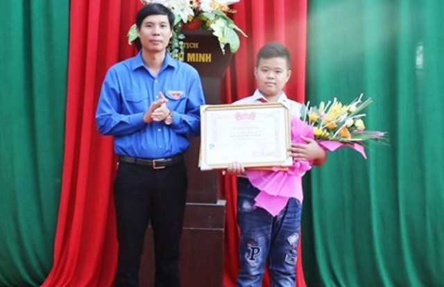 Anh Nguyễn Hữu Tuất - Phó Bí thư Tỉnh đoàn, Chủ tịch Hội Đồng đội tỉnh Thanh Hóa tặng bằng khen của Ban chấp hành Tỉnh đoàn cho em Nguyễn Bình Minh. Anh Nguyễn Hữu Tuất - Phó Bí thư Tỉnh đoàn, Chủ tịch Hội Đồng đội tỉnh Thanh Hóa tặng bằng khen của Ban chấp hành Tỉnh đoàn cho em Nguyễn Bình Minh.