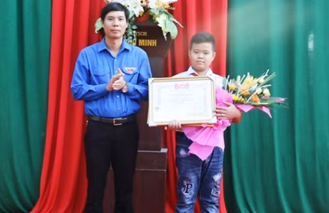 Anh Nguyễn Hữu Tuất - Phó Bí thư Tỉnh đoàn, Chủ tịch Hội Đồng đội tỉnh Thanh Hóa tặng bằng khen của Ban chấp hành Tỉnh đoàn cho em Nguyễn Bình Minh.