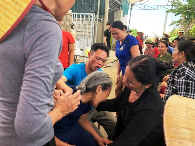 Người thân của nạn nhân tử vong do sập mố cầu đau đớn trước sự mất mát, đau thương.