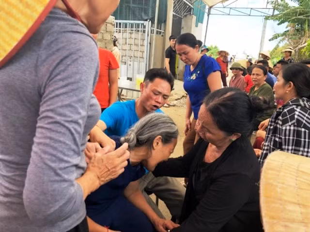 Người thân của nạn nhân tử vong do sập mố cầu đau đớn trước sự mất mát, đau thương.