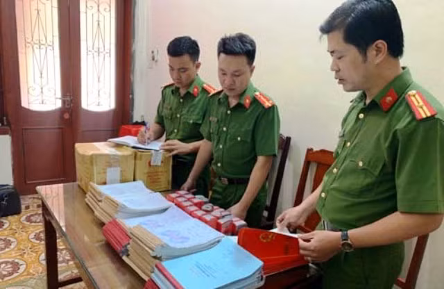 Hàng nghìn hóa đơn được Lê Tiến Mạnh mua bán trái phép. Ảnh: Công an Thanh Hóa cung cấp.