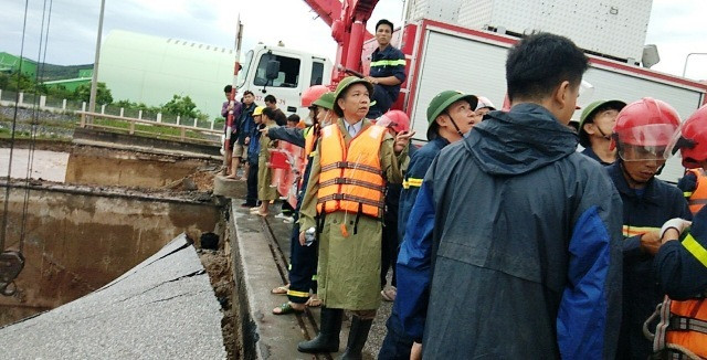 Lãnh đạo ngành công an có mặt tại hiện trường để chỉ đạo việc cứu nạn, cứu hộ.