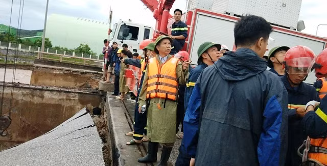 Lãnh đạo ngành công an có mặt tại hiện trường để chỉ đạo việc cứu nạn, cứu hộ.