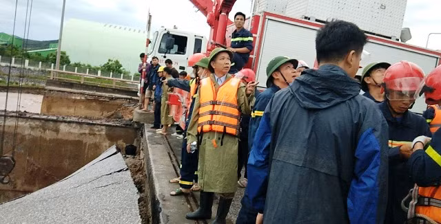 Lãnh đạo Cảnh sát PCCC&CNCH Công an tỉnh Thanh Hóa trực tiếp chỉ đạo xử lý vụ việc tại hiện trường.