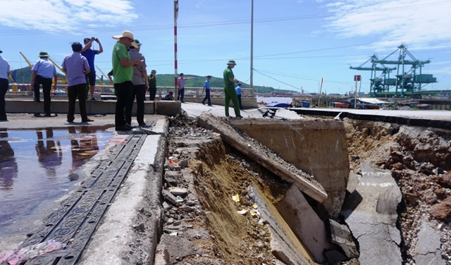 Lực lượng chức năng kiểm tra tại hiện trường.