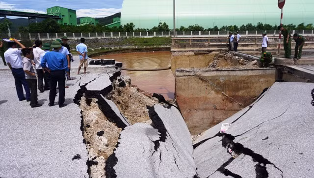 Sự cố sập mố cầu Yên Hòa, khiến 5 người thương vong. Trong đó, 2 người chết, 3 người bị thương.