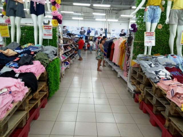 Nhiều người tiêu dùng vẫn luôn chọn quầy hàng may mặc Việt Nam trong siêu thị BigC TP. Thanh Hóa. Nhiều người tiêu dùng vẫn luôn chọn quầy hàng may mặc Việt Nam trong siêu thị BigC TP. Thanh Hóa.