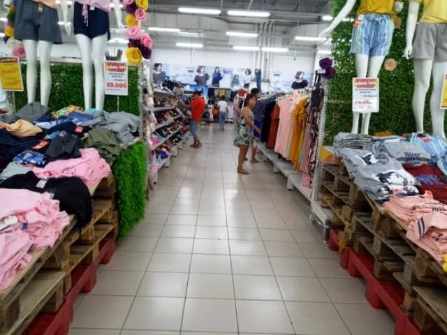 Nhiều người tiêu dùng vẫn luôn chọn quầy hàng may mặc Việt Nam trong siêu thị BigC TP. Thanh Hóa.
