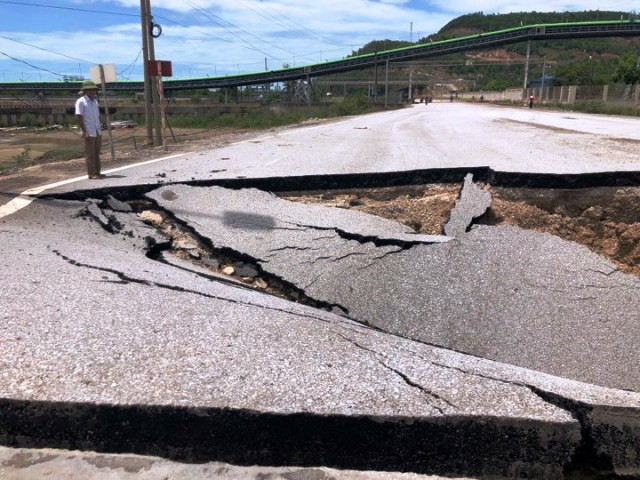 Mặt đường cũng bị sụt xuống