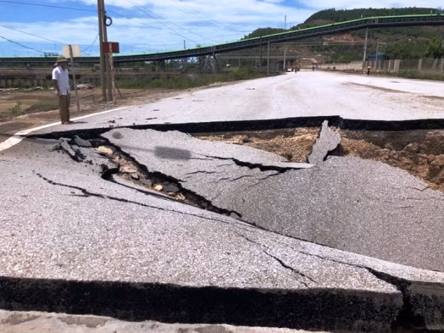 Mặt đường cũng bị sụt xuống