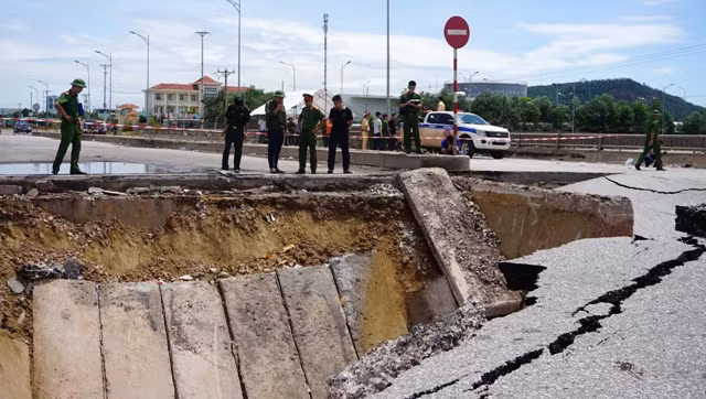 Mố cầu Yên Hòa bị sập, khiến 5 người thương vong.