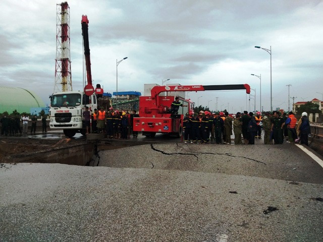 Sau khi xảy ra sự việc, lực lượng cứu nạn, cứu hộ đã điều động người và phương tiện máy móc đến hiện trường để cứu nạn.