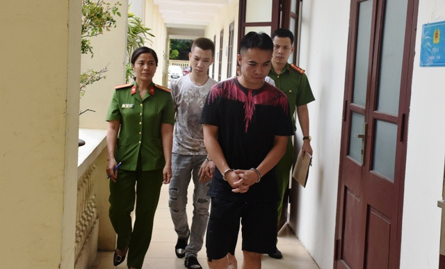 Các thanh niên bị công an di lý về cơ quan điều tra