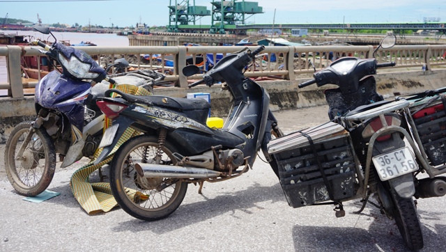 Những chiếc xe máy của 5 nạn nhân trong vụ sập mố cầu