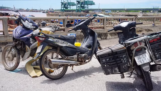 Những chiếc xe máy của 5 nạn nhân trong vụ sập mố cầu