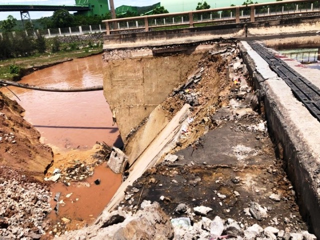 Cả khối bê tông bị cuốn trôi.