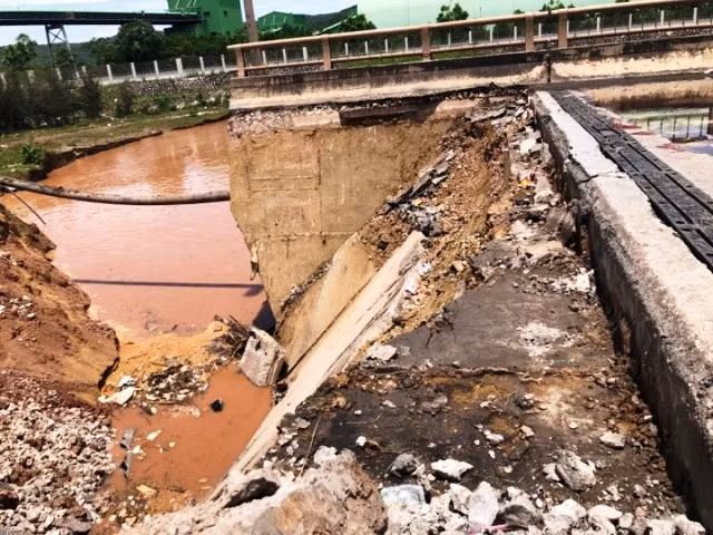 Cả khối bê tông bị cuốn trôi.