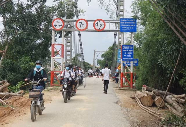 Người dân lo lắng về sự an toàn của chiếc cầu đã "quá hạn" 15 năm.