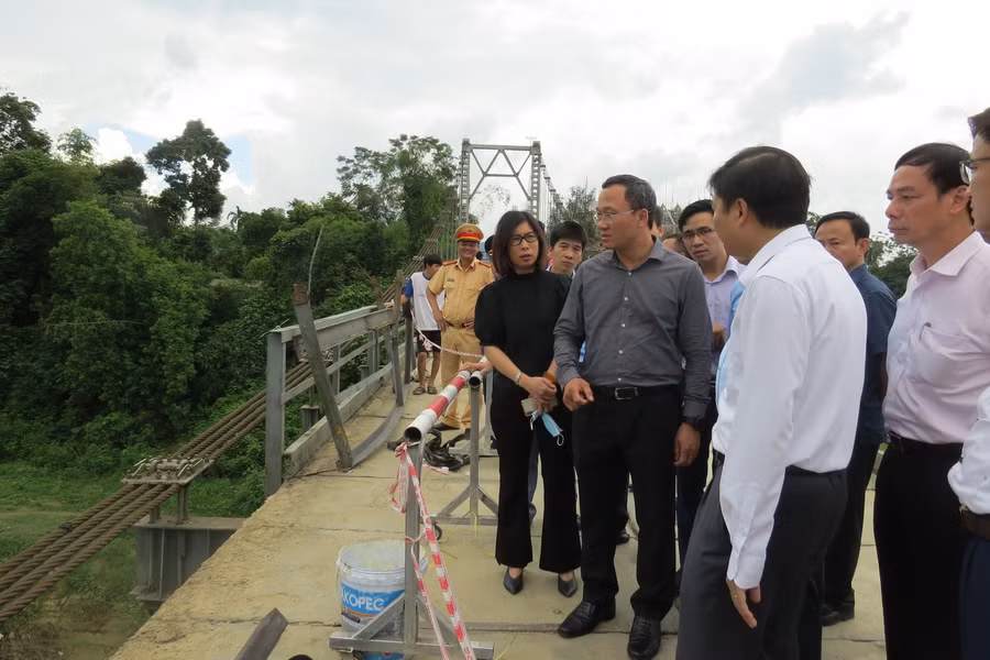 Ông Khuất Việt Hùng Phó Chủ tịch Ủ ban ATGT quốc gia cùng đoàn công tác có mặt kiểm tra hiện trường vụ tai nạn.