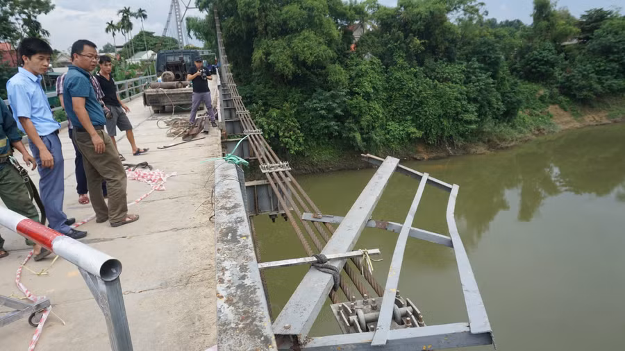 Hiện trường vụ tai nạn tại cầu treo Chợ Chùa bắc qua sông Giăng (huyện Thanh Chương, Nghệ An)