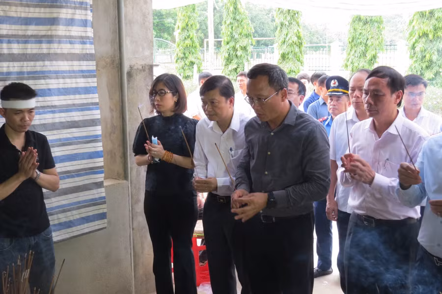 Đoàn công tác Ủy ban ATGT quốc gia thăm viếng 5 nạn nhân vụ tai nạn