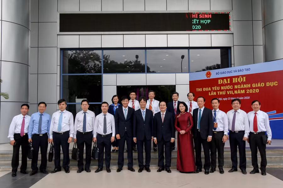 Phó Chủ tịch nước Đặng Thị Ngọc Thịnh và Bộ trưởng Phùng Xuân Nhạ chụp ảnh lưu niệm cùng các đại biểu