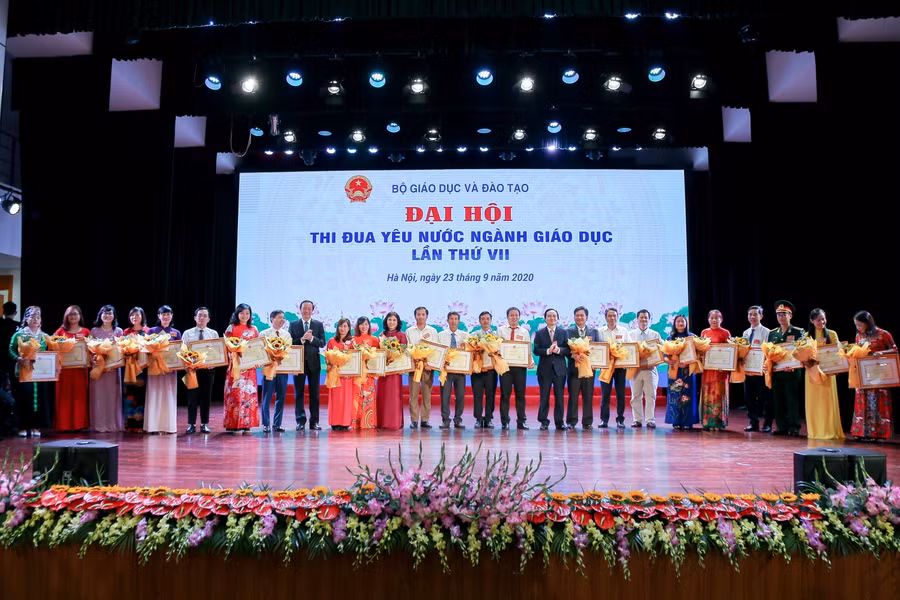 Bộ trưởng Phùng Xuân Nhạ và Thứ trưởng Phạm Ngọc Thưởng trao Bằng khen cho các tập thể, cá nhân.